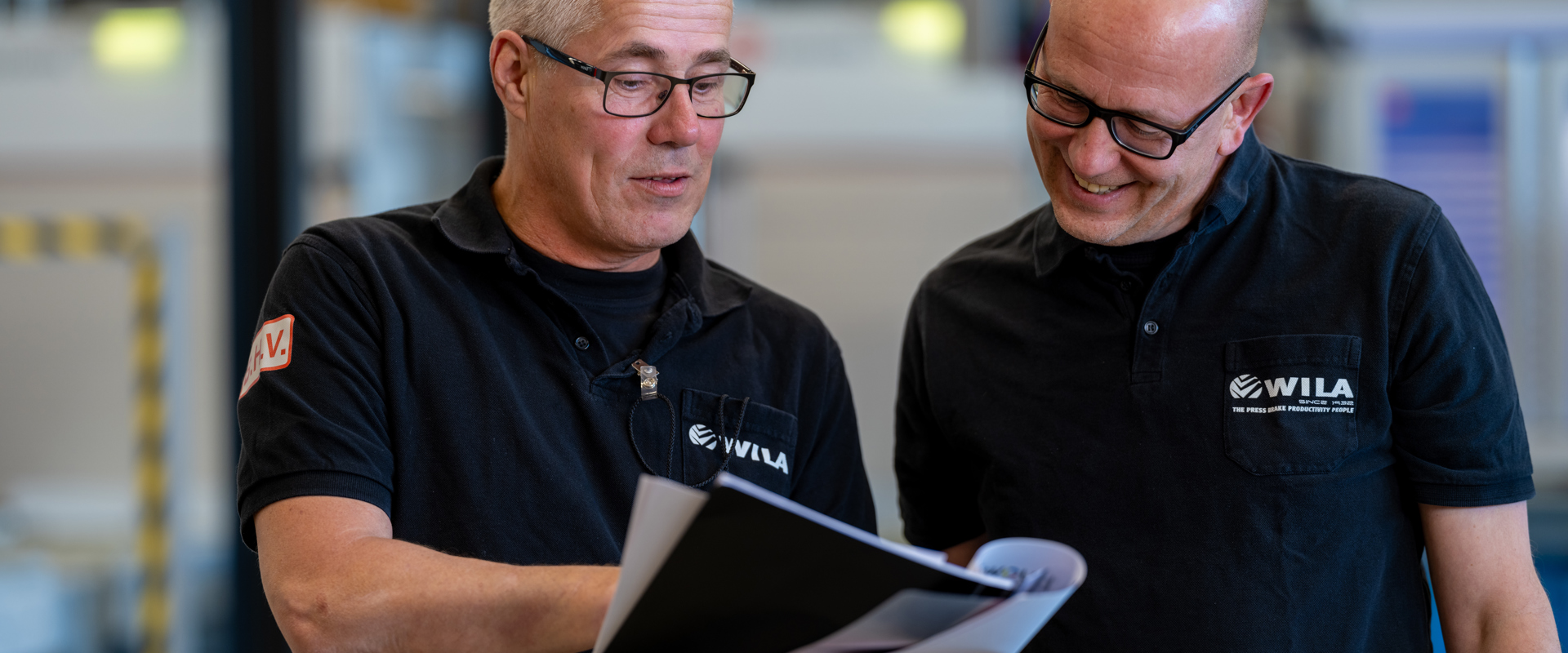 Medewerker is een CNC machine aan het instellen bij WILA