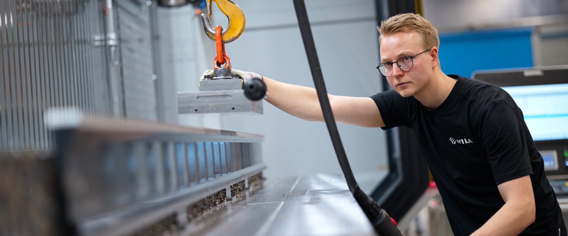 Medewerker is een CNC machine aan het instellen bij WILA